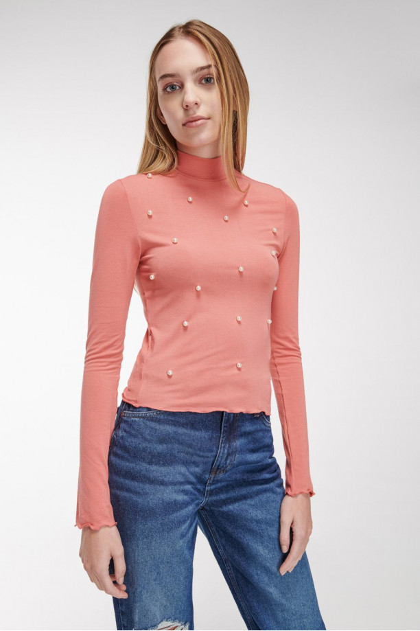 Camiseta unicolor, manga larga con cuello redondo.