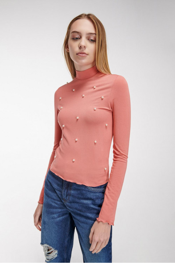 Camiseta unicolor, manga larga con cuello redondo.