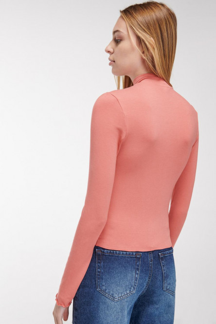 Camiseta unicolor, manga larga con cuello redondo.