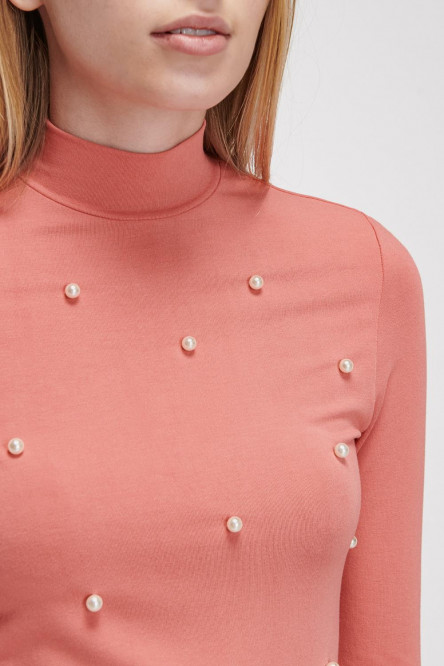 Camiseta unicolor, manga larga con cuello redondo.