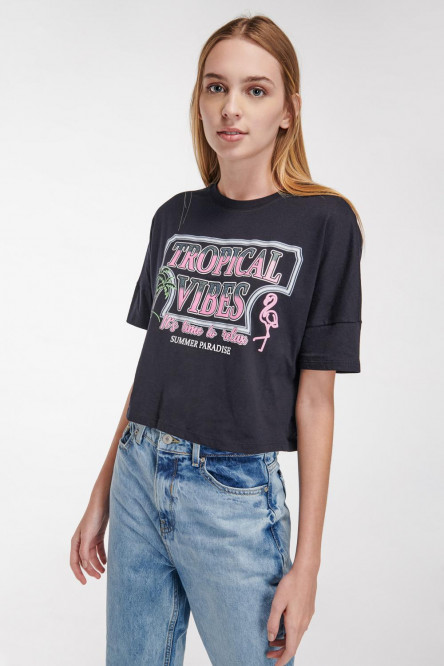 Camiseta manga corta, con cuello redondo, estampado en frente.