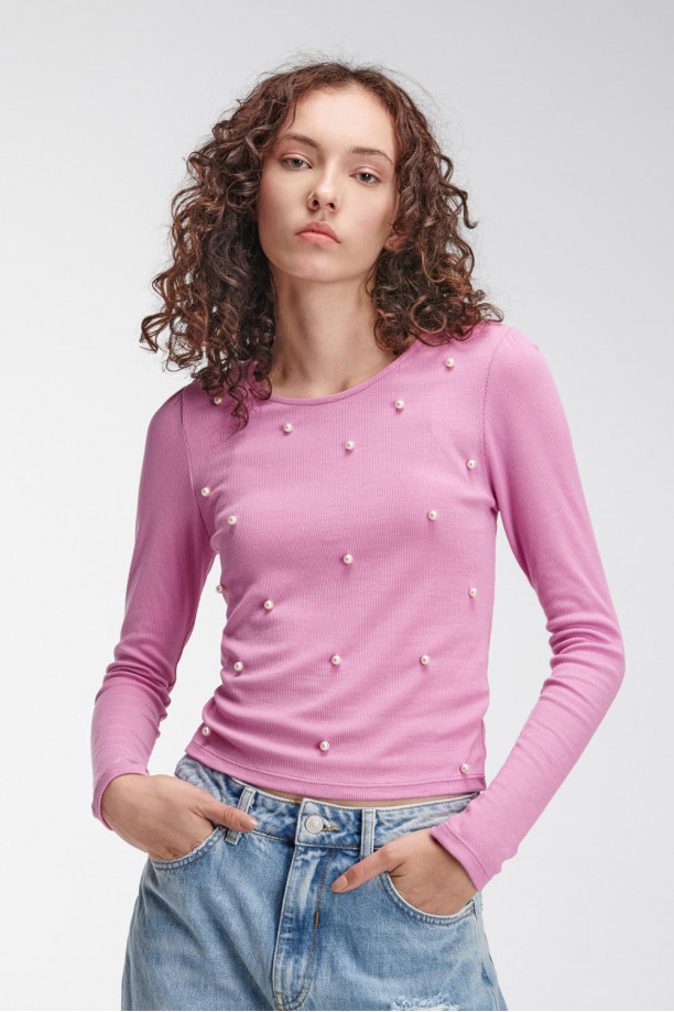 Camiseta unicolor, manga larga con cuello redondo.