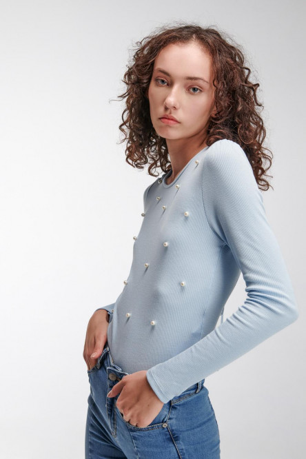 Camiseta unicolor, manga larga con cuello redondo.