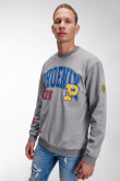 Buzo masculino, con estampado en frente y mangas.