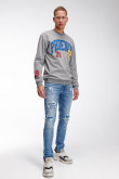 Buzo masculino, con estampado en frente y mangas.