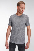 Camiseta unicolor, cuello redondo, manga corta y bolsillo parche.