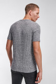 Camiseta unicolor, cuello redondo, manga corta y bolsillo parche.