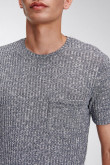 Camiseta unicolor, cuello redondo, manga corta y bolsillo parche.