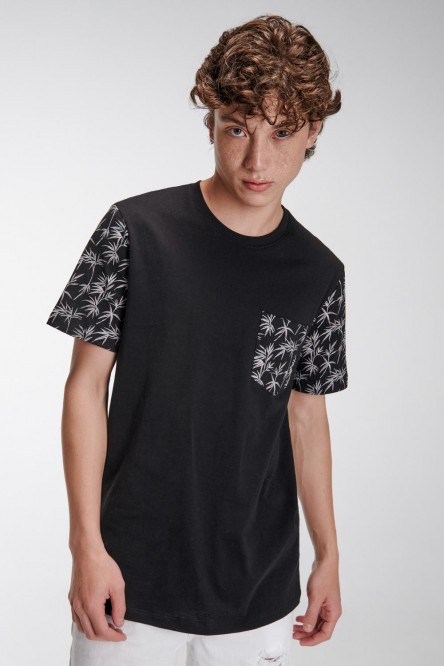 Camiseta estampada, cuello redondo, manga corta con estampado y bolsillo de parche.