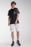 Camiseta estampada, cuello redondo, manga corta con estampado y bolsillo de parche.