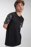 Camiseta estampada, cuello redondo, manga corta con estampado y bolsillo de parche.