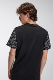 Camiseta estampada, cuello redondo, manga corta con estampado y bolsillo de parche.