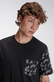 Camiseta estampada, cuello redondo, manga corta con estampado y bolsillo de parche.