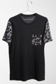 Camiseta estampada, cuello redondo, manga corta con estampado y bolsillo de parche.