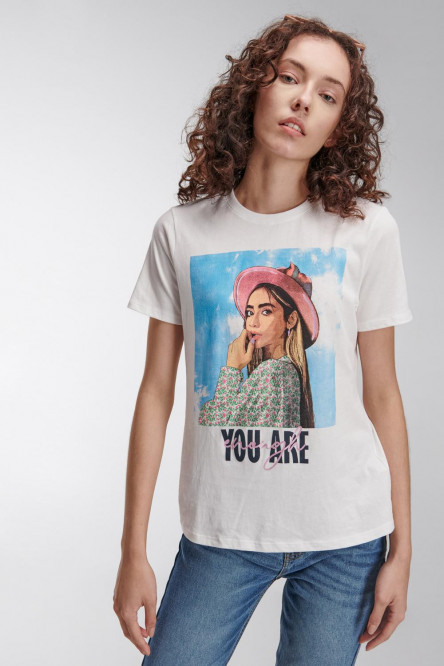 Camiseta manga corta con estampado en frente.