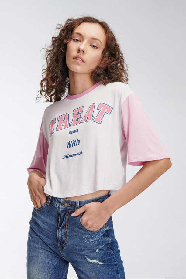 Camiseta  manga corta con estampado en frente y mangas contraste