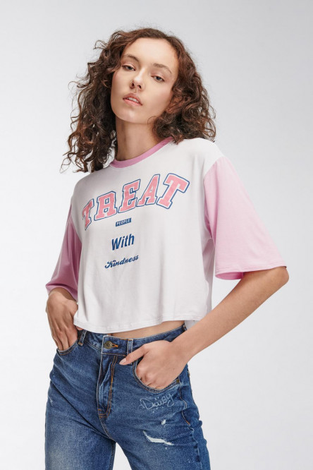 Camiseta  manga corta con estampado en frente y mangas contraste