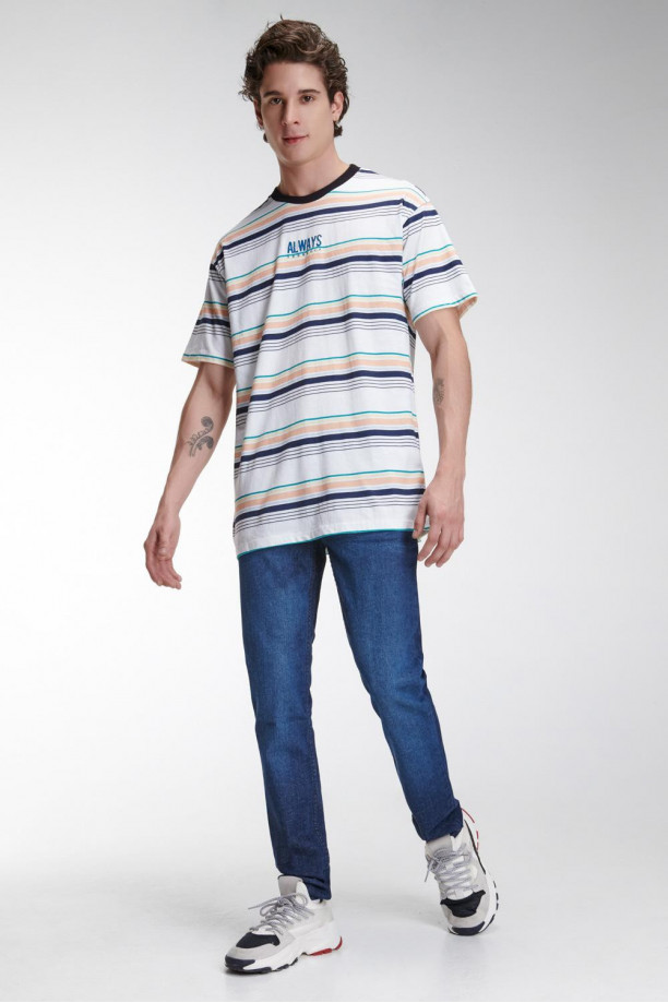 Camiseta estampada, cuello redondo, manga corta con rayas y estampado frente