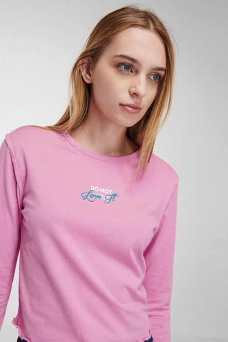 Camiseta unicolor, manga larga con cuello redondo.