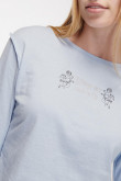 Camiseta unicolor, manga larga con cuello redondo.