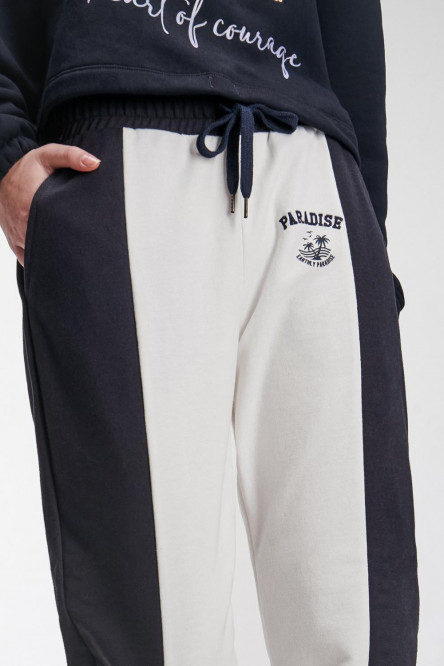 Jogger estampado con pretina y cordón.