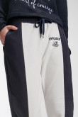 Jogger estampado con pretina y cordón.