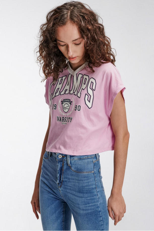 Camiseta estampada, manga corta con cuello en V.