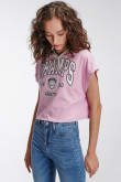 Camiseta estampada, manga corta con cuello en V.