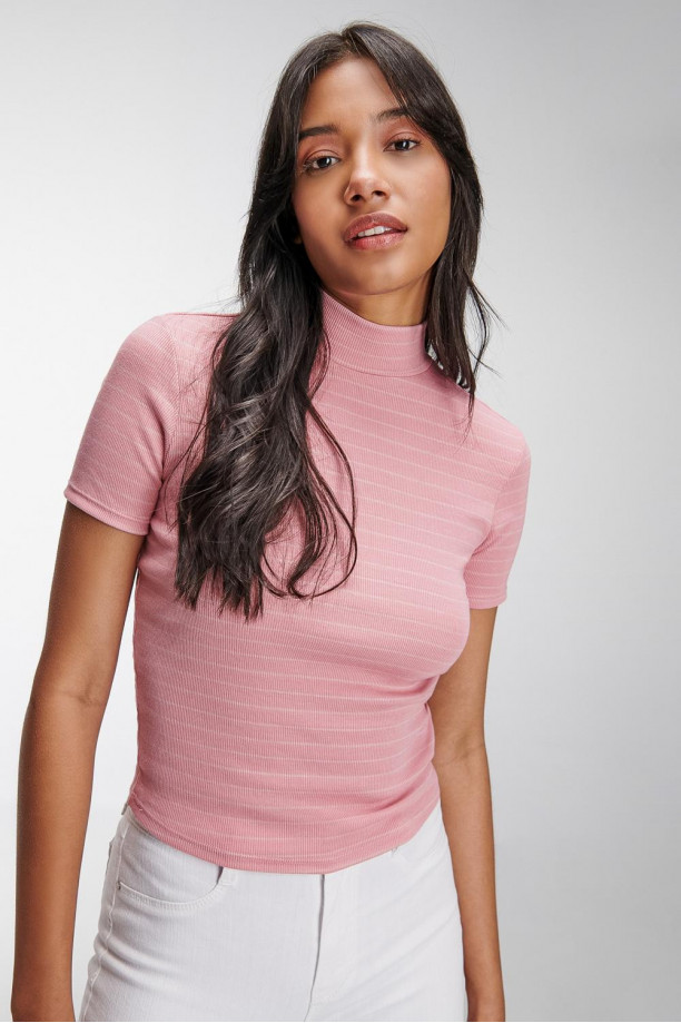 Camiseta manga corta con cuello alto.