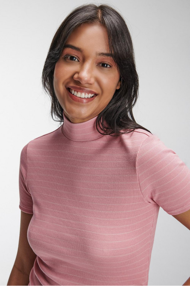 Camiseta manga corta con cuello alto.
