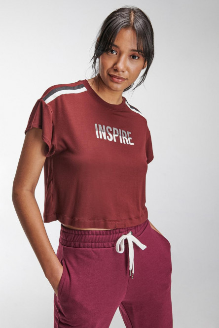 Camiseta manga corta con estampado en frente.