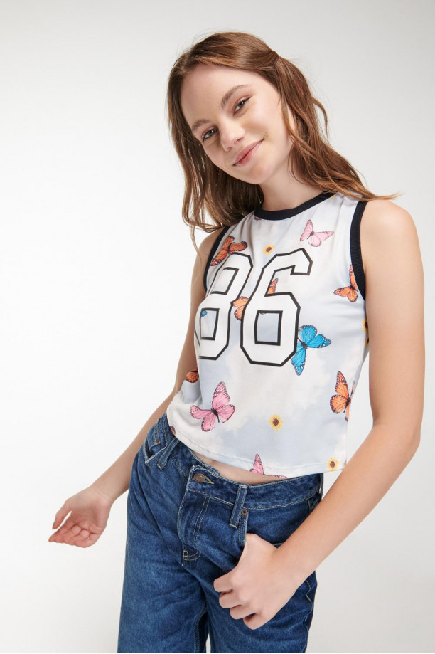 Camiseta sin mangas, cuello redondo y estampado en frente.