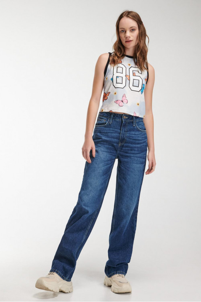 Camiseta sin mangas, cuello redondo y estampado en frente.