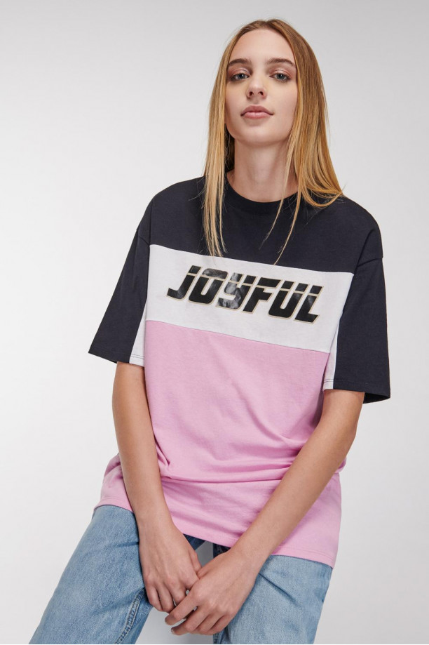 Camiseta manga corta con estampado en frente.