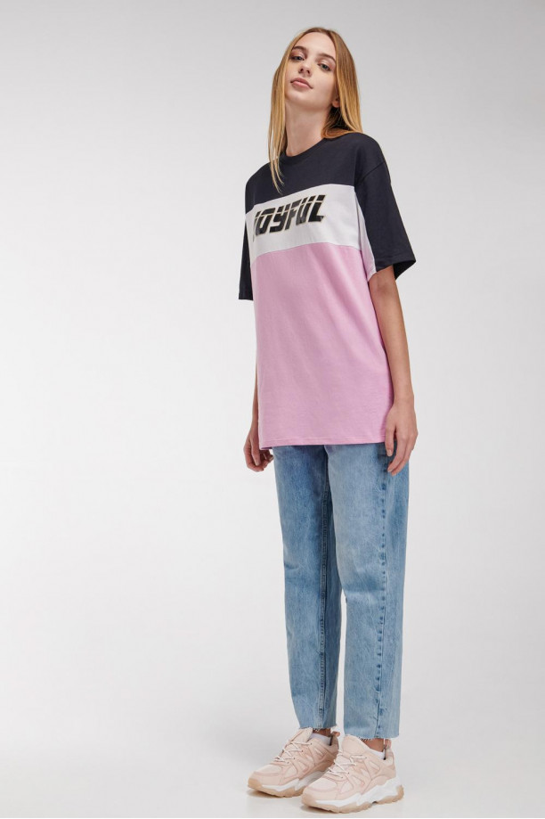 Camiseta manga corta con estampado en frente.