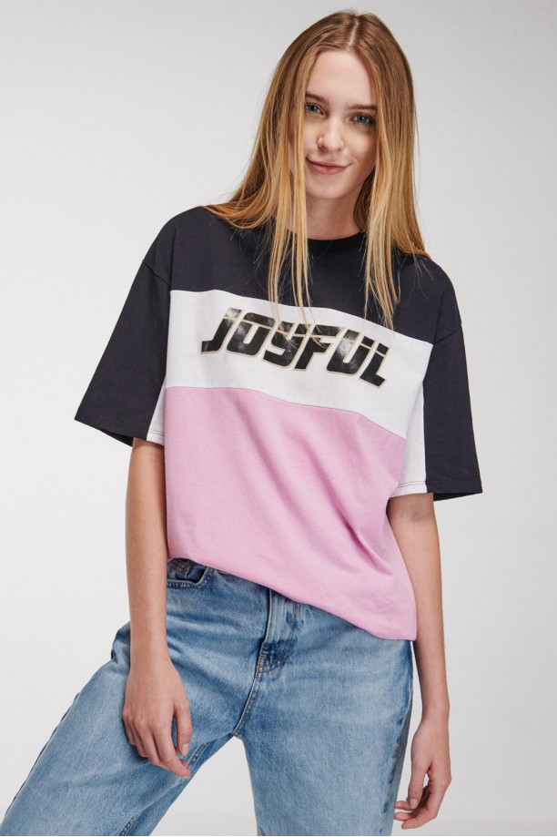 Camiseta manga corta con estampado en frente.