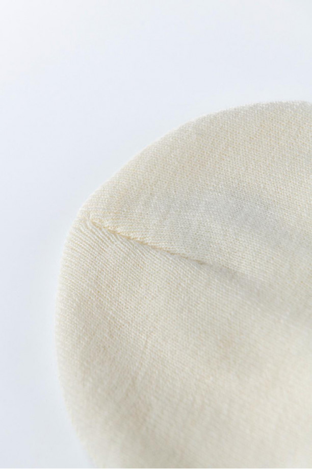 Gorro tejido unicolor con motivo