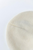 Gorro tejido unicolor con motivo