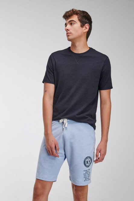 Bermuda young estampada, con pretina encauchada y cordón.