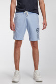 Bermuda young estampada, con pretina encauchada y cordón.