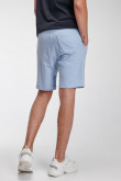Bermuda young estampada, con pretina encauchada y cordón.