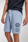 Bermuda young estampada, con pretina encauchada y cordón.