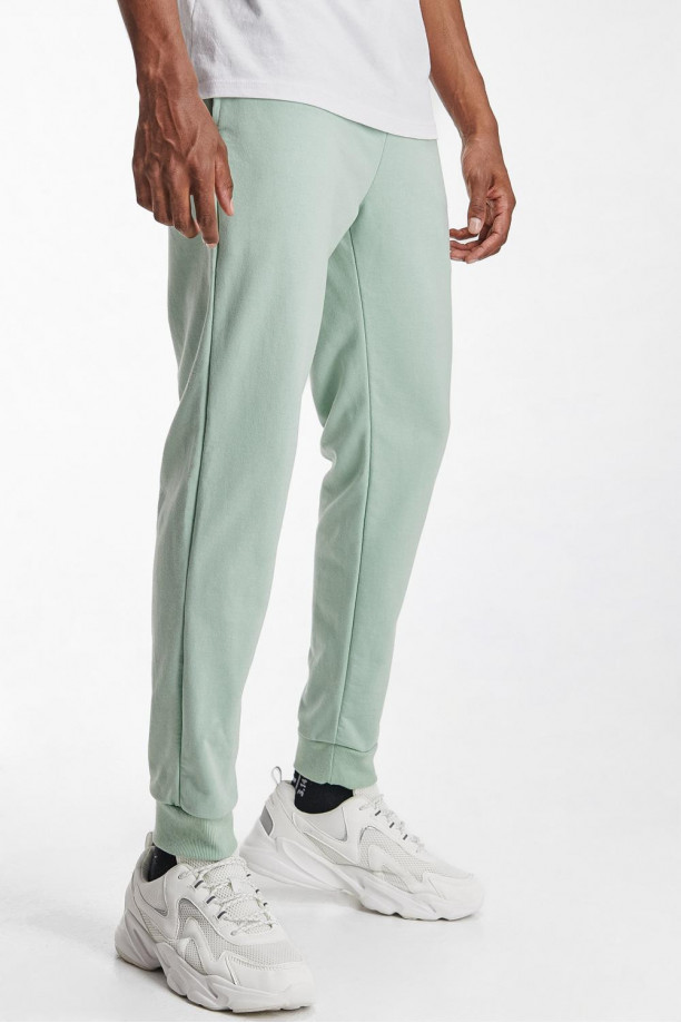 Pantalon jogger con pretina y puños en rib, con estampado localizado