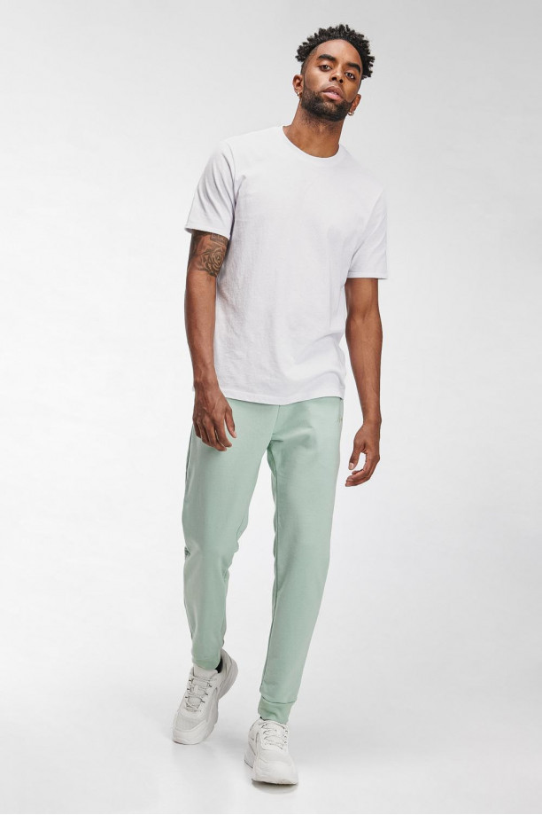 Pantalon jogger con pretina y puños en rib, con estampado localizado