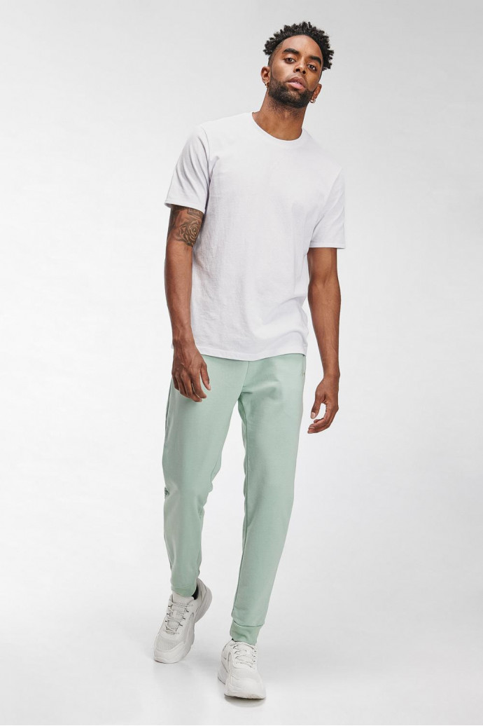Pantalon jogger con pretina y puños en rib, con estampado localizado
