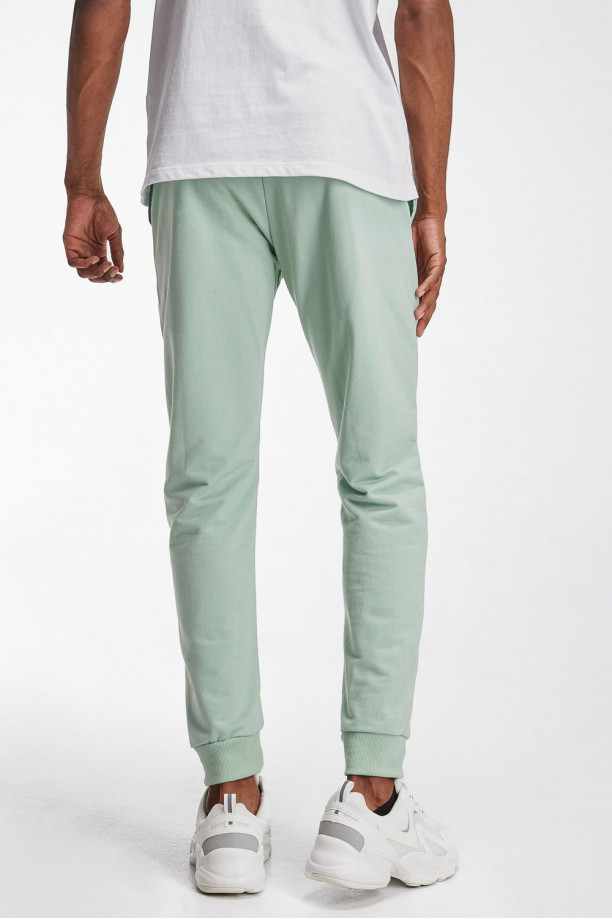 Pantalon jogger con pretina y puños en rib, con estampado localizado
