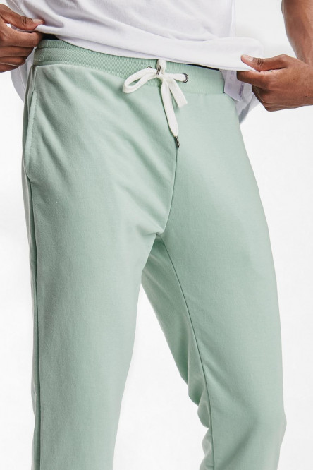 Pantalon jogger con pretina y puños en rib, con estampado localizado