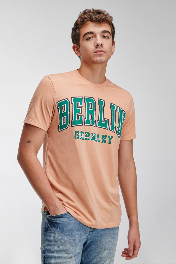 Camiseta básica manga corta estampada.