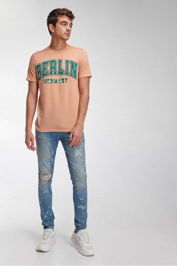 Camiseta básica manga corta estampada.