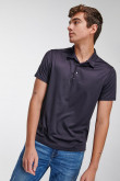 Camiseta Polo unicolor cuello en tela cuerpo.